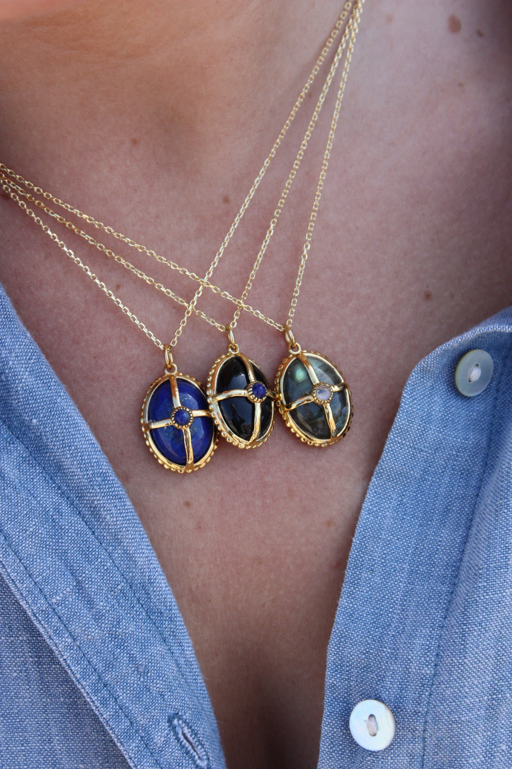 Collier doré pierre cabochon et cage dorée