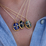 Collier doré pierre cabochon et cage dorée