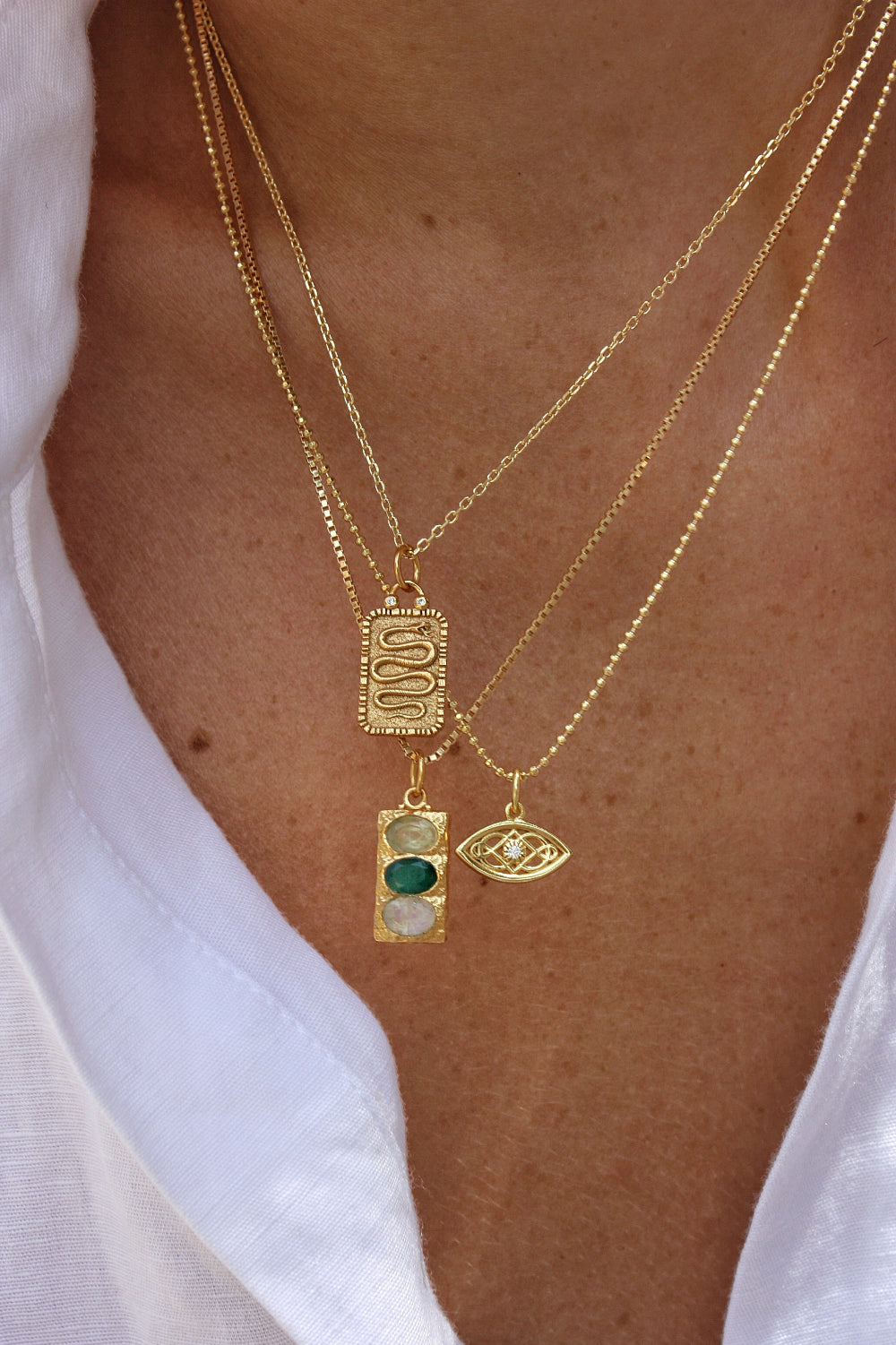 Collier doré plaque serpent et zircons