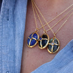Collier doré pierre cabochon et cage dorée