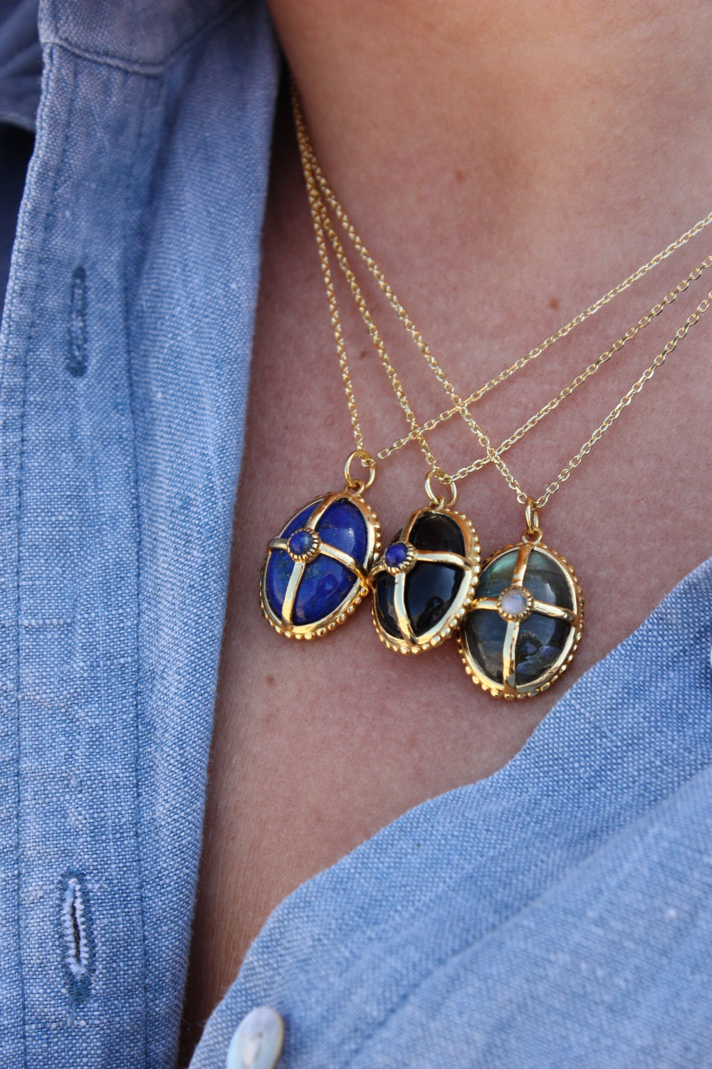 Collier doré pierre cabochon et cage dorée