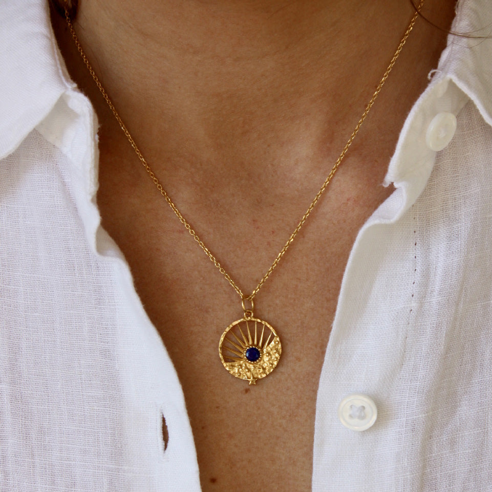 Collier doré médaille astres soleil et pierre - LAPIS