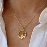 Collier doré médaille astres soleil et pierre - PIERRE DE