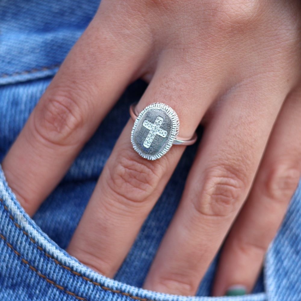 Chevalière argent 925 texturée et croix zircons