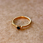 Bague dorée fine et petite pierre