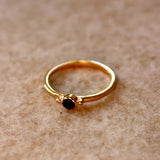Bague dorée fine et petite pierre