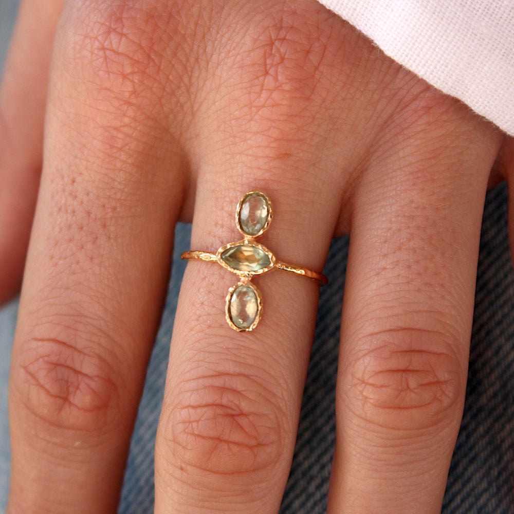 Bague dorée martelée trio de pierres - 50 / PREHNITE