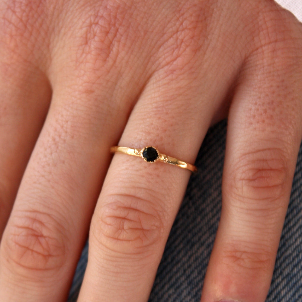 Bague dorée fine et petite pierre