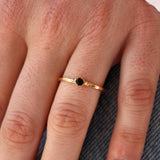 Bague dorée fine et petite pierre