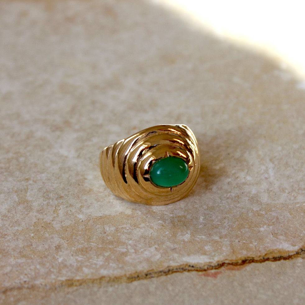 Chevalière dorée vagues et pierre cabochon - 50 / ONYX VERTE