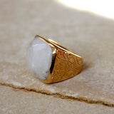 Chevalière dorée pierre facettée et fleurs