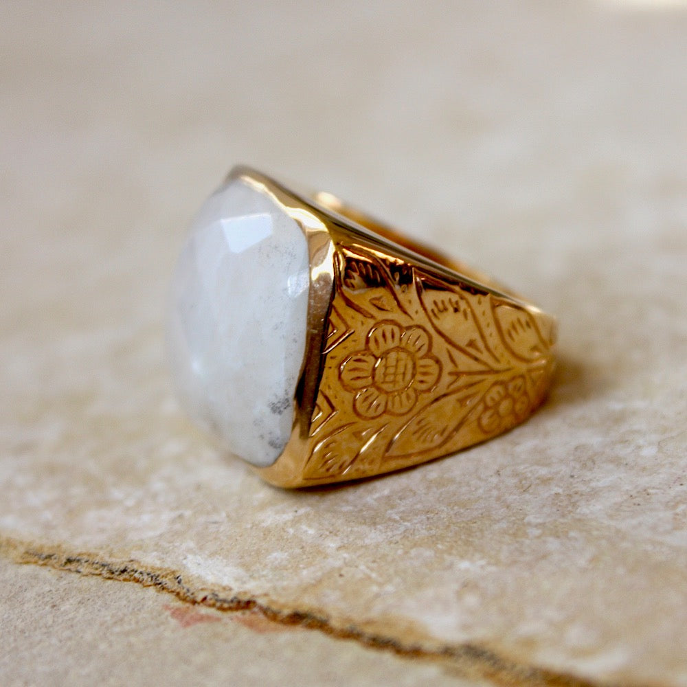 Chevalière dorée pierre facettée et fleurs - 54 / PIERRE DE