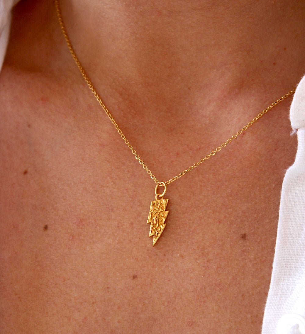 Collier doré éclair martelé l’amour fou