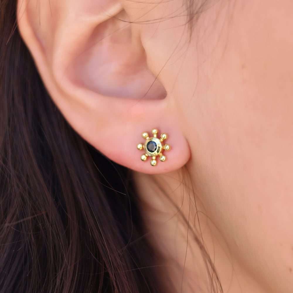 Boucles puces dorées soleil et zircon - Boucles d’oreilles