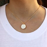 Collier doré grand coquillage oeil de sainte lucie