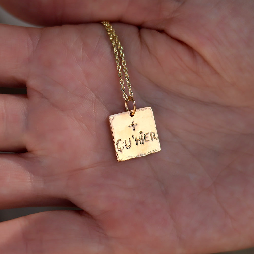 Collier doré pendentif carré + qu’hier - que demain -