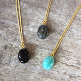 Collier doré pendentif cauri en pierre