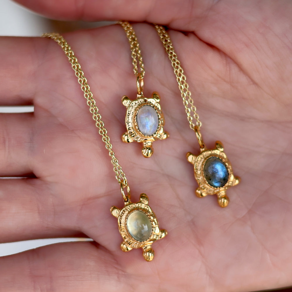 Collier doré et tortue pierre cabochon - PIERRE DE LUNE