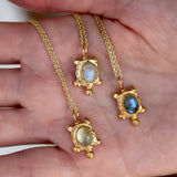 Collier doré et tortue pierre cabochon - PIERRE DE LUNE