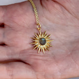 Collier doré pendentif soleil et pierre facettée -