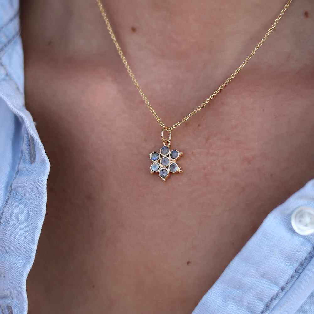 Collier doré et fleur en pierre naturelle - LABRADORITE