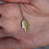 Collier doré pendentif main gravée fleurs et Good Life