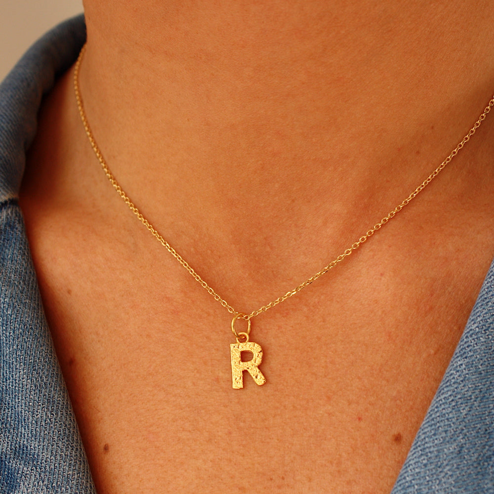 Collier doré lettre martelée