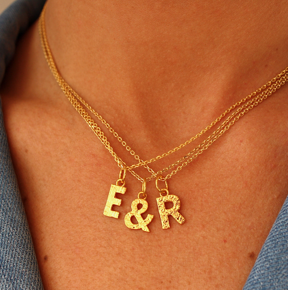Collier doré lettre martelée - E