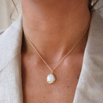 Collier doré pierre irrégulière et zircons