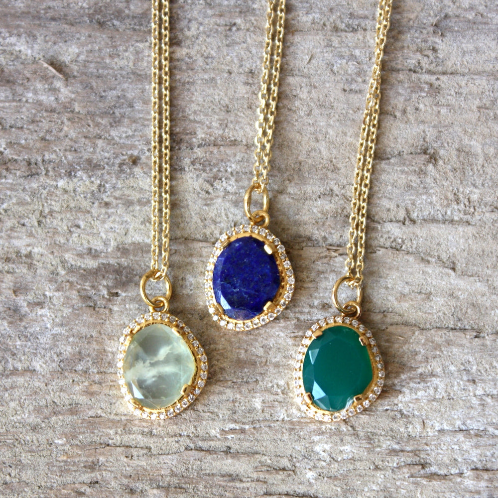 Collier doré pierre irrégulière et zircons