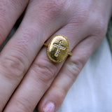 Chevalière dorée texturée et croix zircons