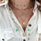 Collier doré fil beige et mix de pierres 42 cm