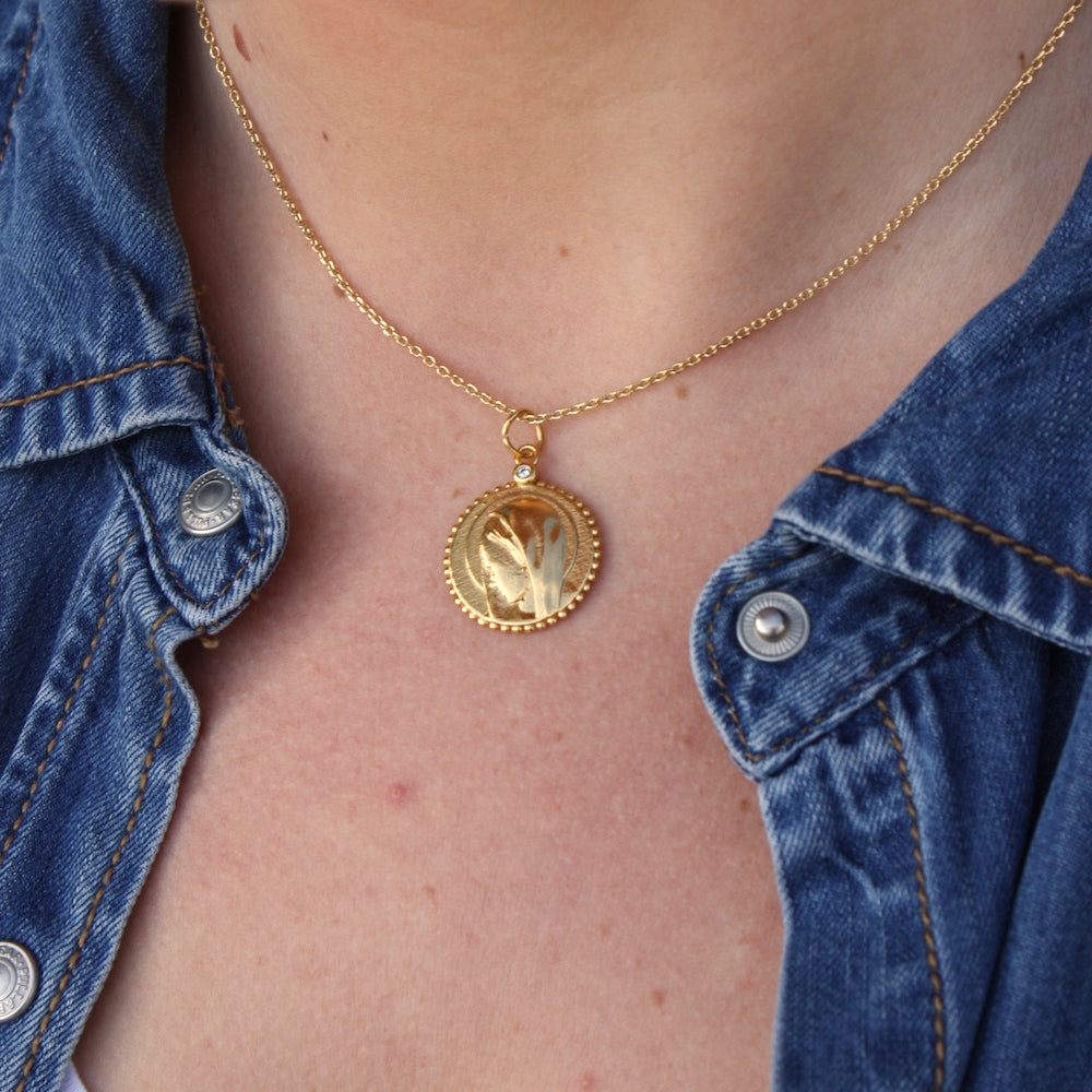 Collier doré médaille sainte marie