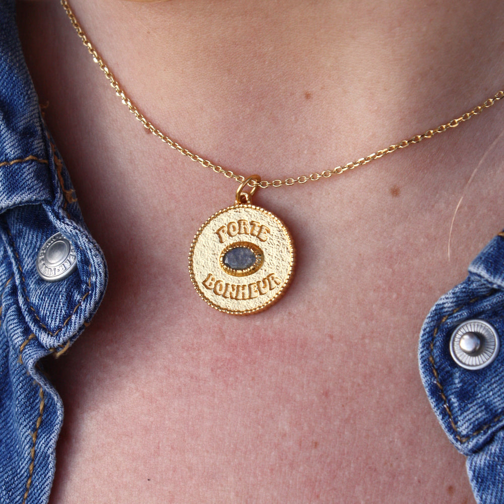 Collier doré médaille porte bonheur et pierre - LABRADORITE