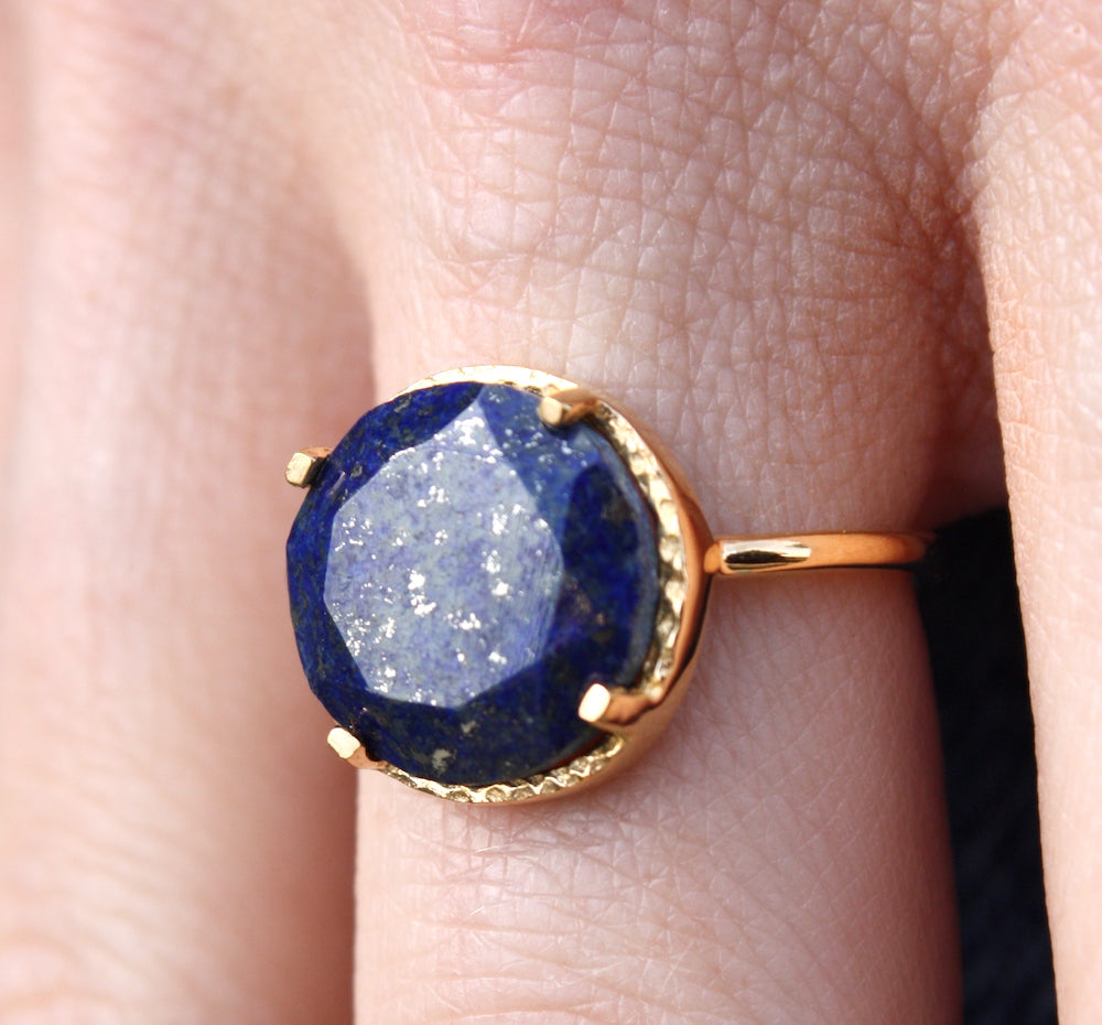 Bague dorée pierre ronde 4 griffes