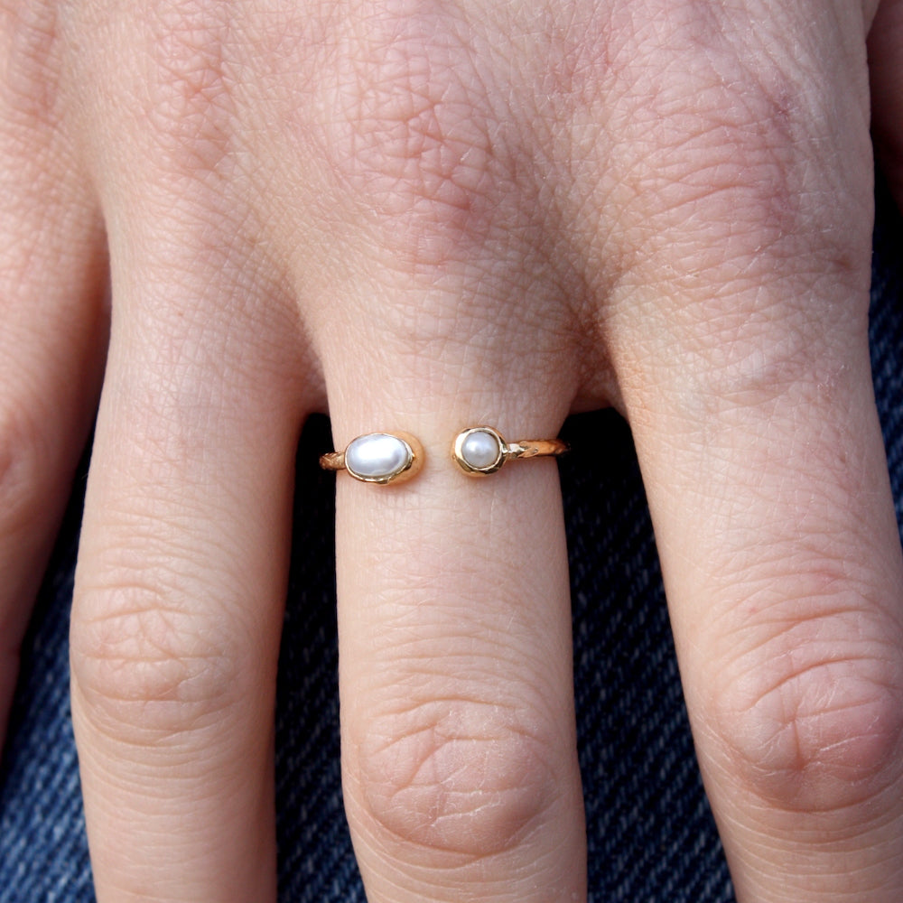 Bague dorée martelée ouverte et 2 pierres - 50 / PERLE DE