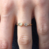 Bague dorée martelée ouverte et 2 pierres - 50 / PREHNITE