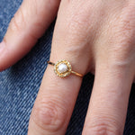 Bague dorée martelée petite pierre ronde - 50 / PERLE DE