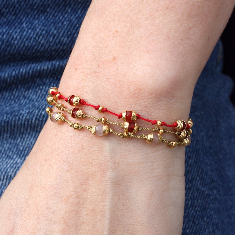 Bracelet fil coloré pierres naturelles et coupoles dorées -