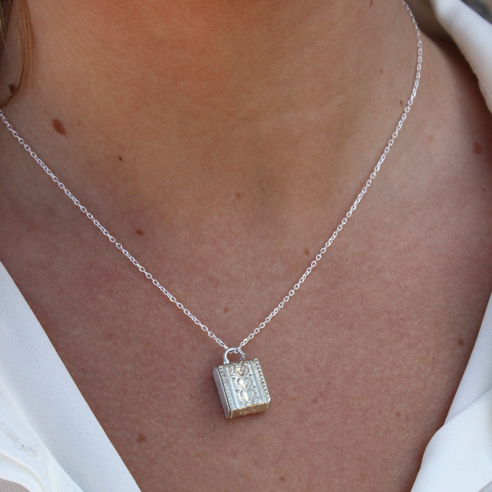 Collier argent 925 et boite porte bonheur