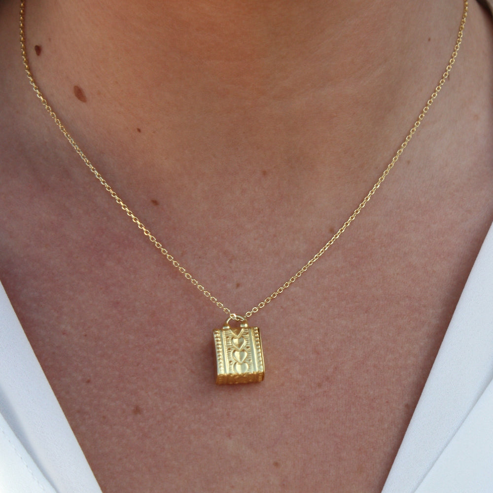 Collier doré et boite porte bonheur