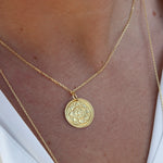 Collier doré et médaille fleur