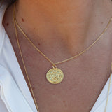 Collier doré et médaille fleur