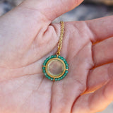 Collier doré médaille pierre plate et petites pierres