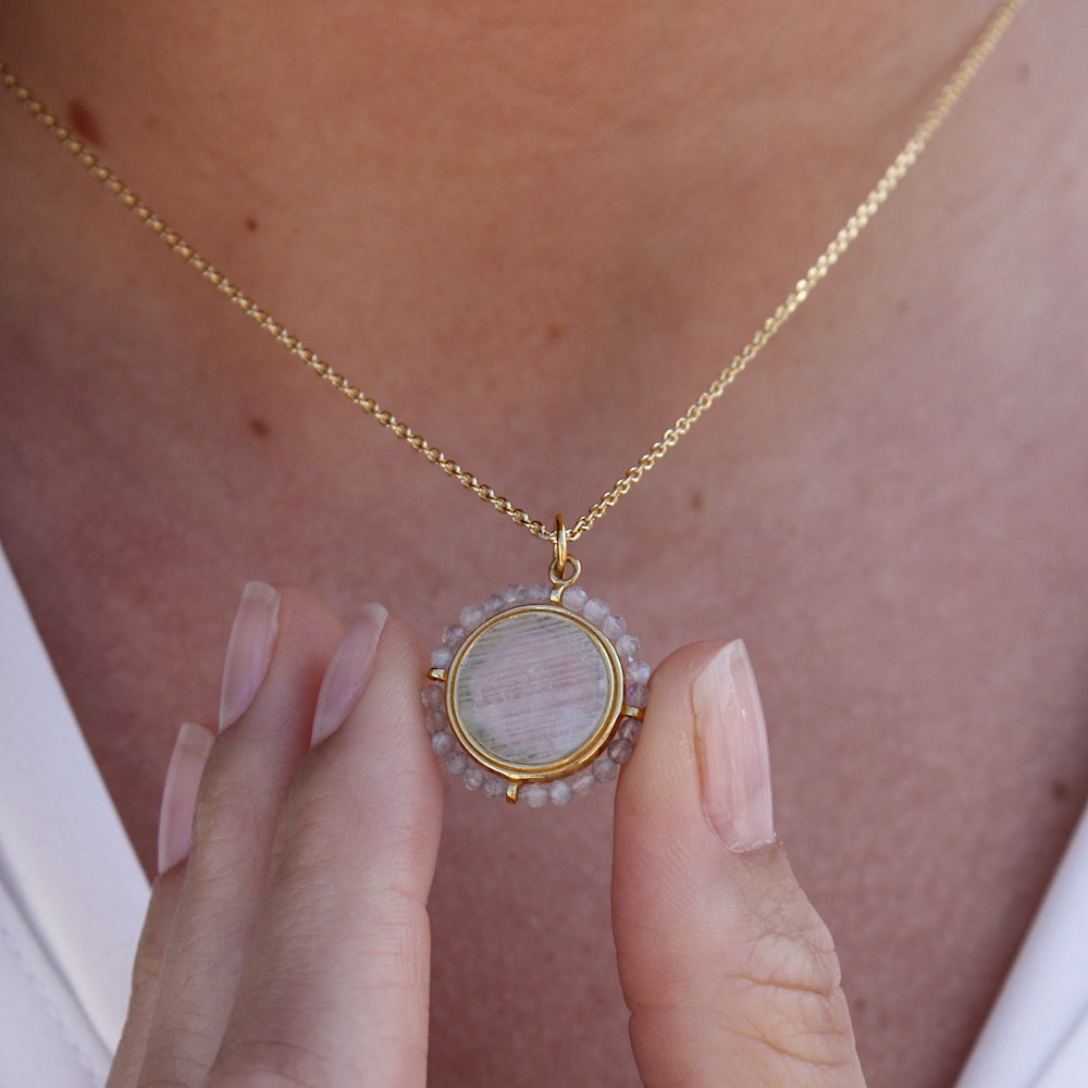 Collier doré médaille pierre plate et petites pierres