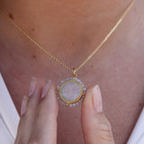 Collier doré médaille pierre plate et petites pierres