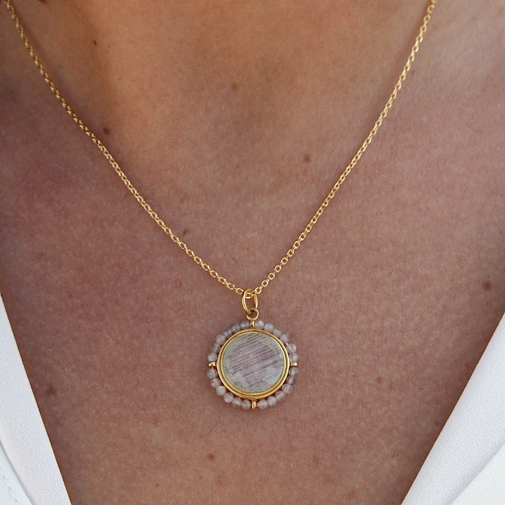 Collier doré médaille pierre plate et petites pierres