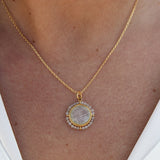 Collier doré médaille pierre plate et petites pierres