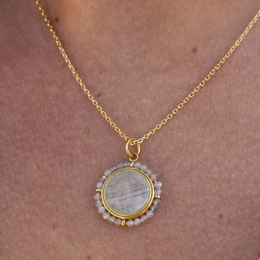 Collier doré médaille pierre plate et petites pierres