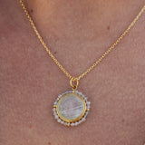 Collier doré médaille pierre plate et petites pierres